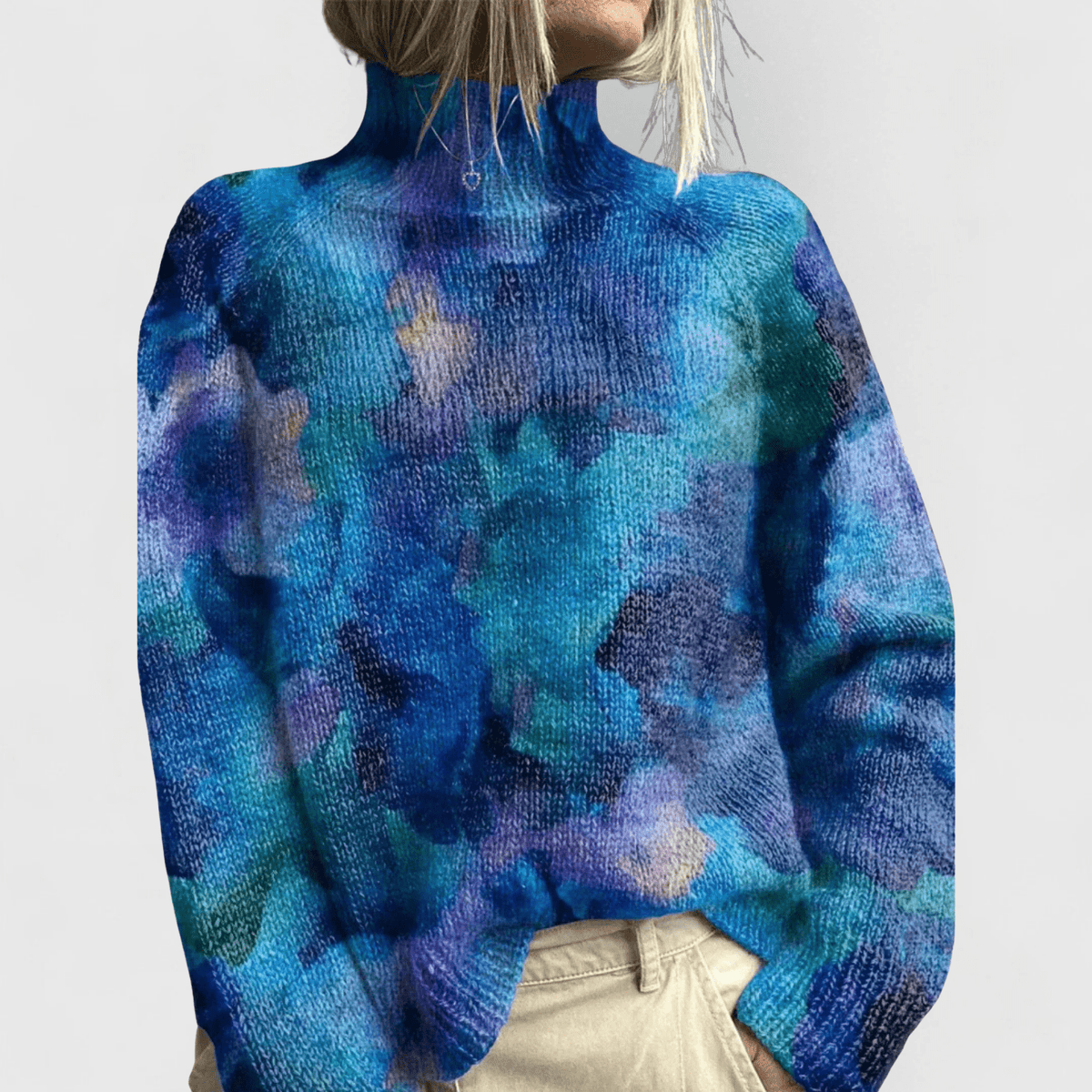 Women's elegant green turtleneck sweater with a relaxed fit and ribbed details, perfect for stylish layering in cooler weather. 2