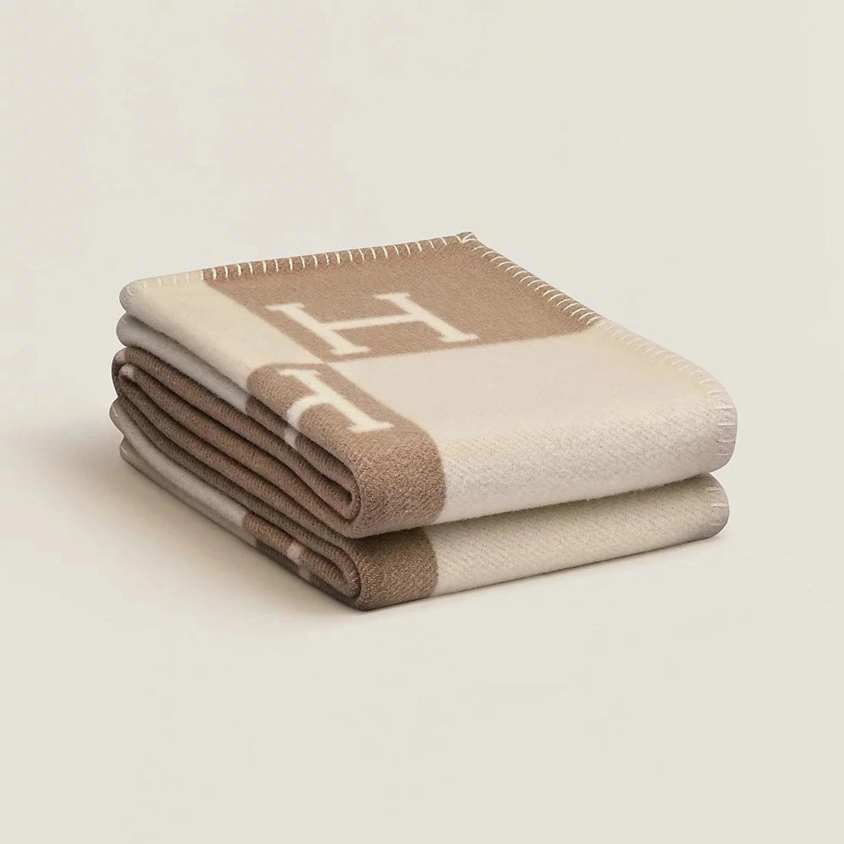 Wool cashmere throw blanket featuring an elegant check pattern, measuring 140x170 cm, designed for softness and warmth in any cozy setting. 2