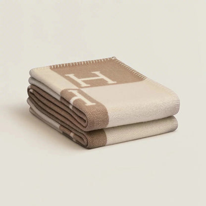 Wool cashmere throw blanket featuring an elegant check pattern, measuring 140x170 cm, designed for softness and warmth in any cozy setting. 2