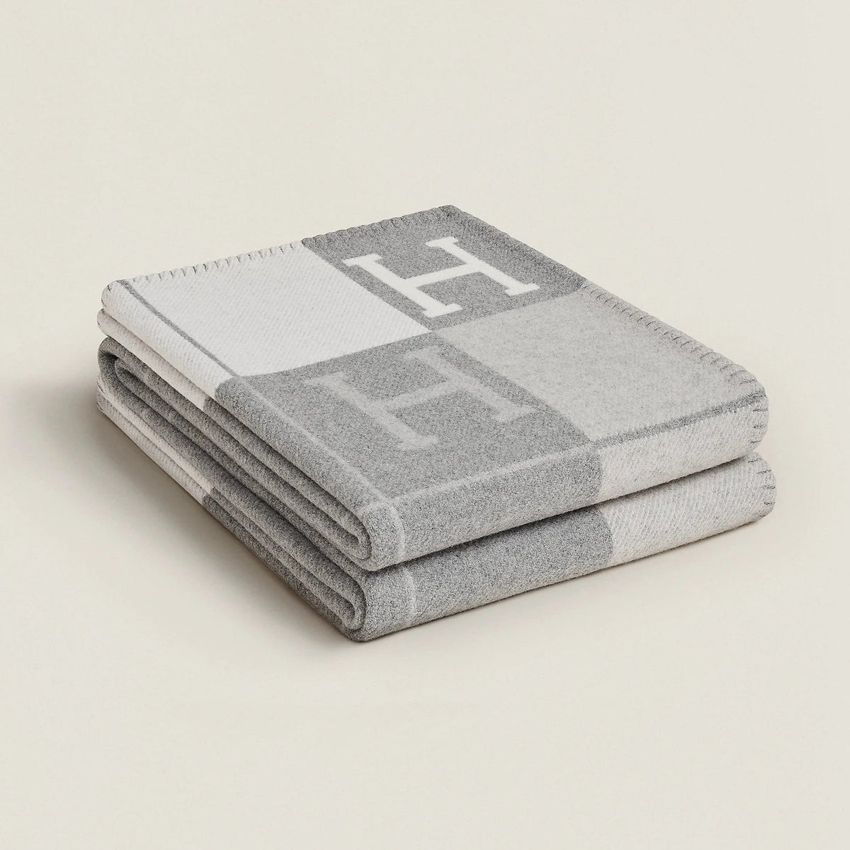 Wool cashmere throw blanket featuring an elegant check pattern, measuring 140x170 cm, designed for softness and warmth in any cozy setting. 1