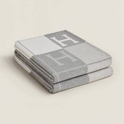 Wool cashmere throw blanket featuring an elegant check pattern, measuring 140x170 cm, designed for softness and warmth in any cozy setting. 1