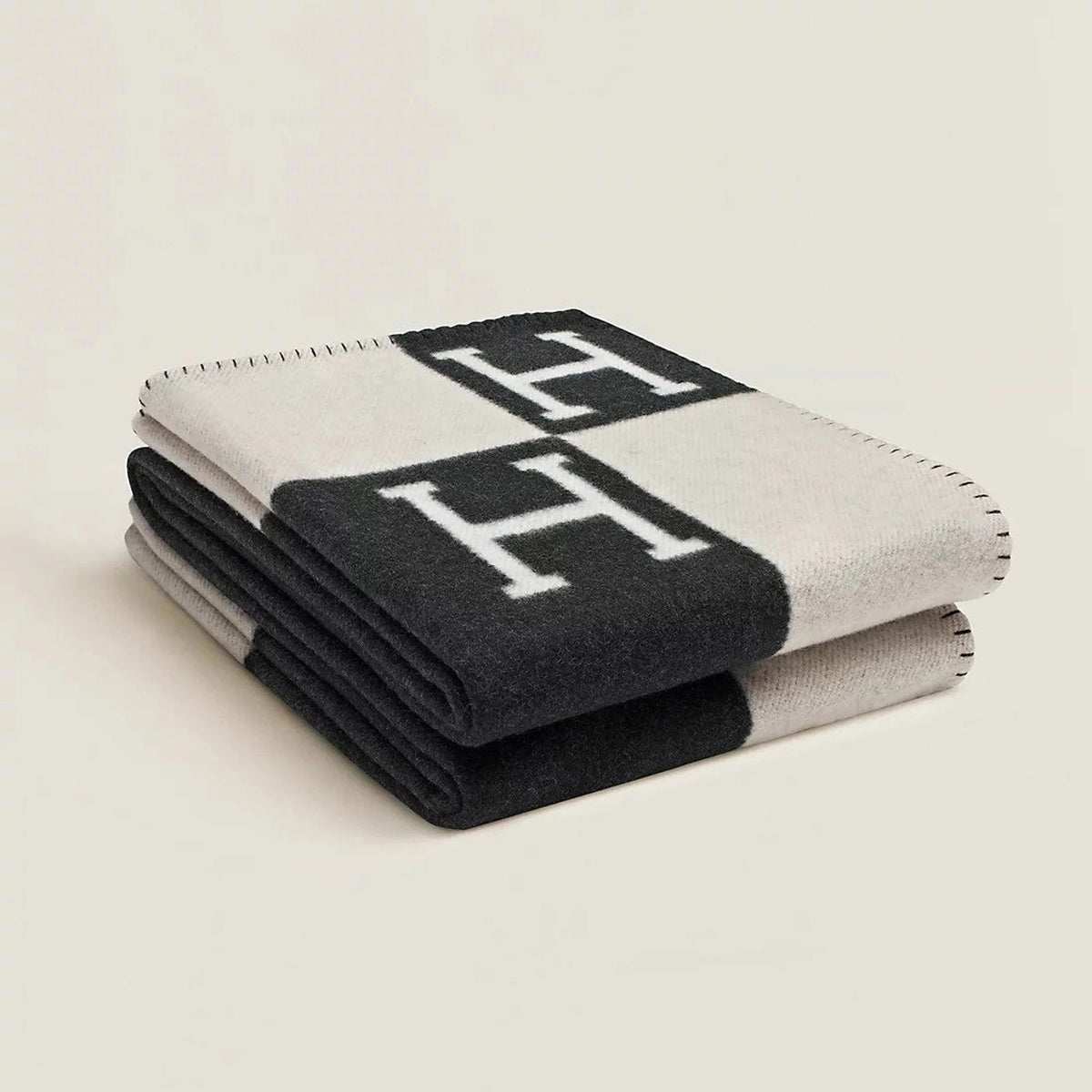 Wool cashmere throw blanket featuring an elegant check pattern, measuring 140x170 cm, designed for softness and warmth in any cozy setting. 0
