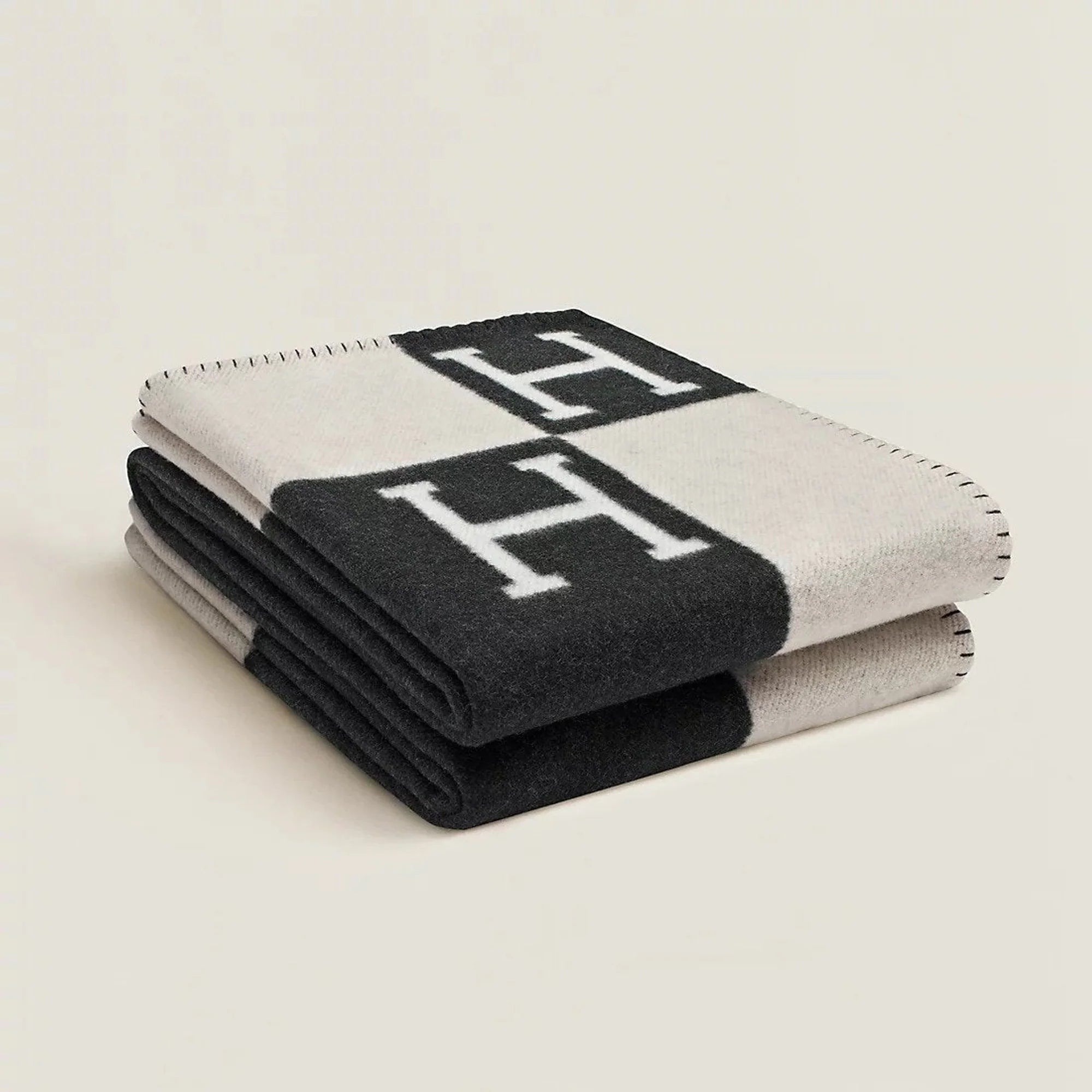 Wool cashmere throw blanket featuring an elegant check pattern, measuring 140x170 cm, designed for softness and warmth in any cozy setting. 0