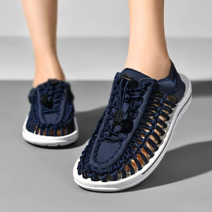 Woven beach sandals featuring a breathable design and lightweight flat sole, perfect for casual beachwear and summer outings. 5